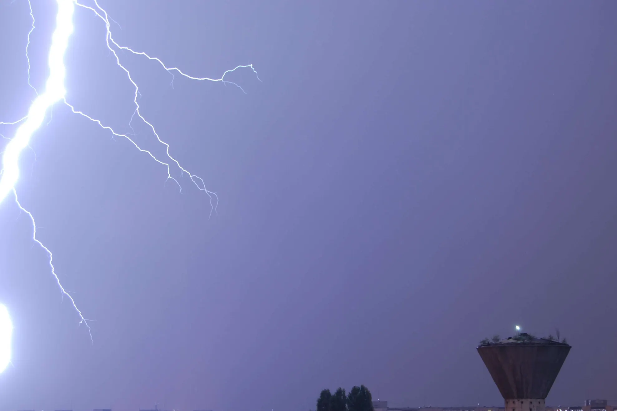 După caniculă vin furtunile. Cod galben de averse şi descărcări electrice