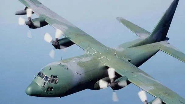 Avion militar, prăbuşit într-o zonă rezidenţială: cel puţin 30 de morţi