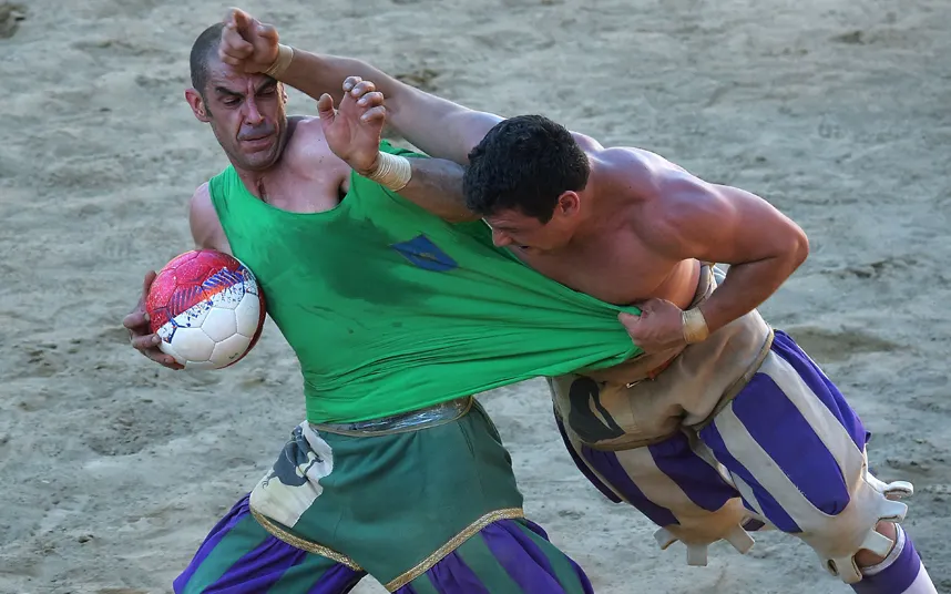 Cel mai violent turneu de fotbal din lume. Pumni și sânge la "Calcio storico" din Florența