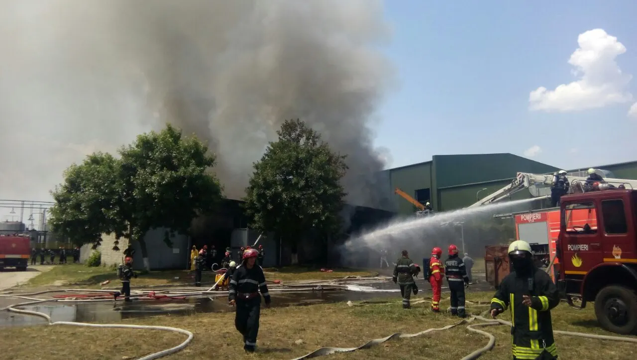 Incendiu puternic la ieşirea din Bucureşti