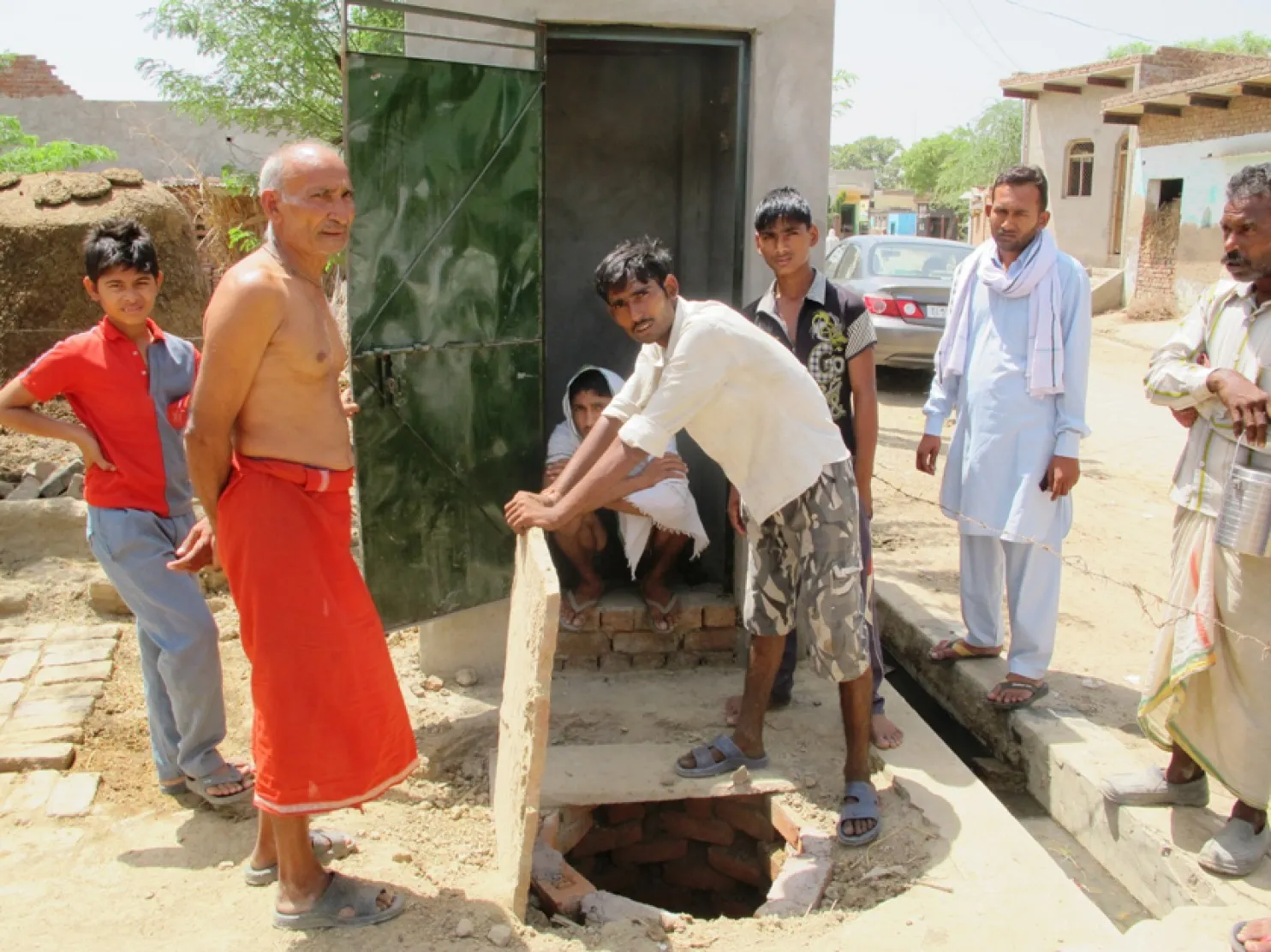 Guvernul din India construiește milioane de toalete. Nimeni nu vrea să intre în ele