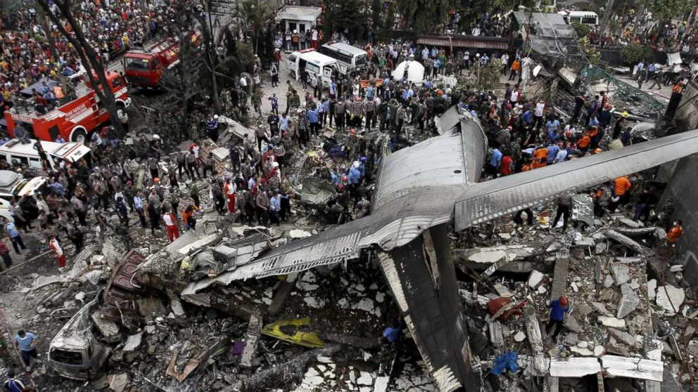 Peste 100 de persoane au murit în urma prăbușirii unui avion militar în Indonezia
