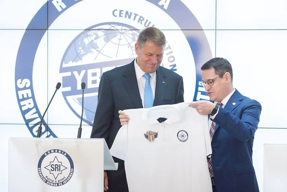 Klaus Iohannis, întâlnire cu șeful SRI. Ce cadou inedit a primit președintele de la Hellvig