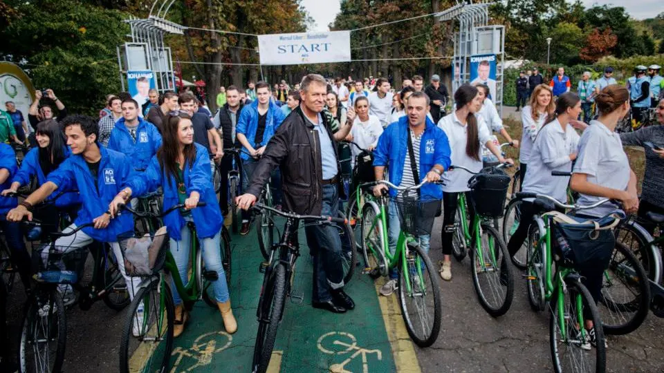 Klaus Iohannis împlinește 56 de ani. Zece fotografii inedite cu președintele