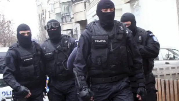 Gafă uriaşă a mascaţilor, în Gorj. Au greşit adresa la percheziţii - ce a păţit o femeie
