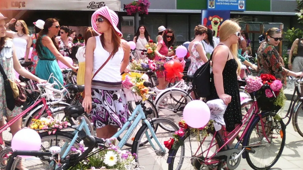 Skirt bike a adunat sute de participante