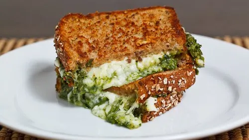 Sandwich cu ouă şi spanac pentru micul dejun