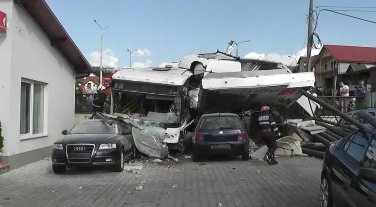Accident groaznic. Un tir a rămas fără frâne şi a distrus totul dintr-o parcare