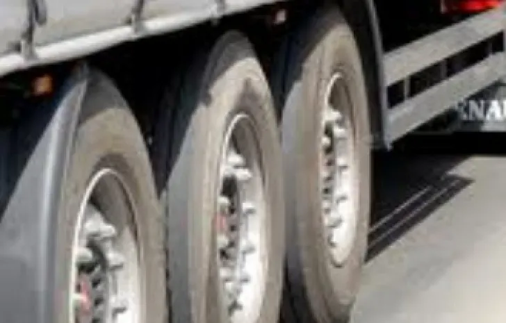 Impact violent între o maşină şi un TIR, soldat cu două victime
