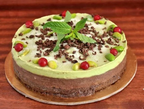 Desert de vară. Tort răcoritor cu mentă. Fără coacere și fără zahăr