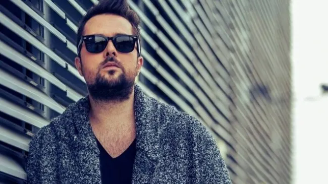 Cântăreţ din România, operat de urgenţă după ce i s-a făcut rău în timpul unui concert
