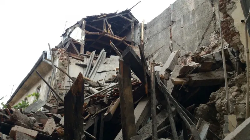 Zidul unei clădiri din Piaţa Sfatului din Braşov s-a prăbuşit. Imagini de la faţa locului