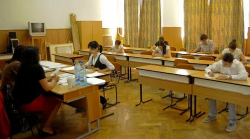 Rezultate Bacalaureat 2015. Elevii din Vâlcea au sărbătorit notele cu şampanie şi manele la liceu