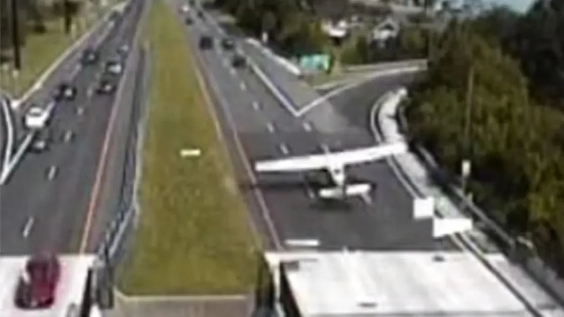 Un avion a aterizat de urgență pe o autostradă aglomerată. Momentul de infarct