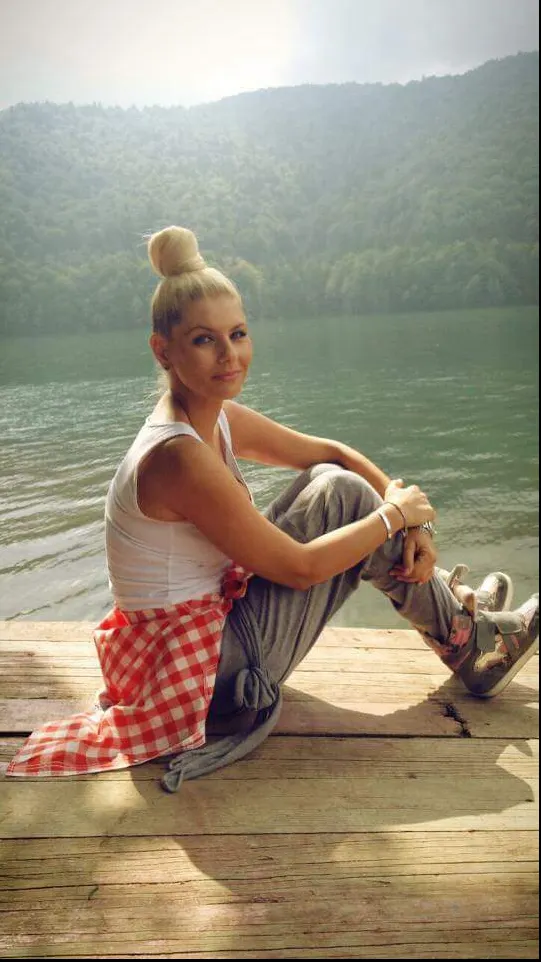 Adina de la Heaven, forţată de iubit să meargă în vacanţă. Cântăreaţa a ajuns la spital, pe perfuzii
