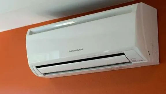 Reduceri eMAG la aparate de aer condiționat. Canicula continuă încă 2 săptămâni, ai neaparată nevoie