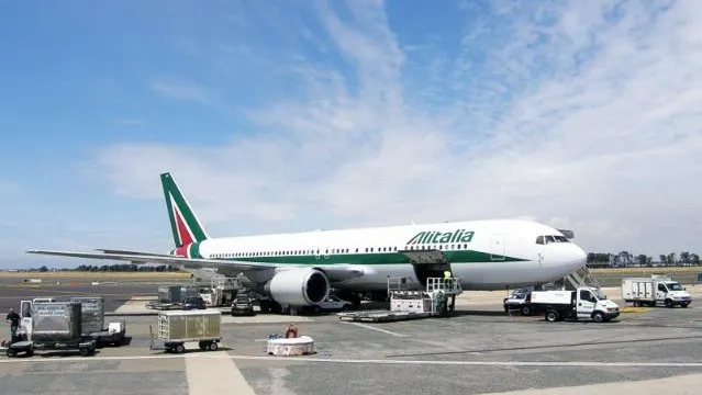 Decolările de pe aeroportul Fiumicino din Roma, suspendate din cauza unui incendiu de vegetație