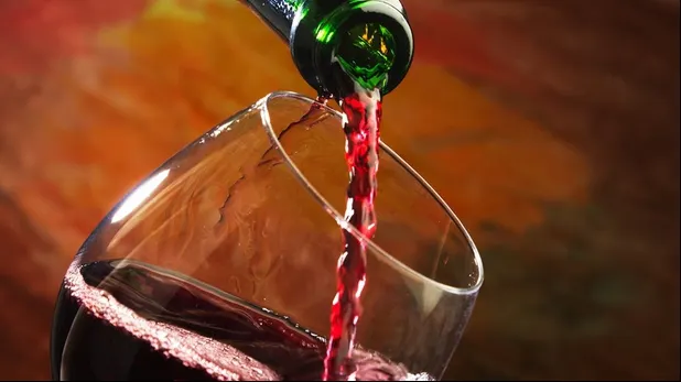 Din ce în ce mai multe femei au probleme cu alcoolul. De vină sunt partenerii lor de viaţă