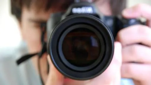 Pedeapsă uriaşă pentru fostul elev care a şantajat-o pe directoarea liceului cu imagini pornografice