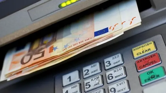 Dobânzi bancare plafonate. Proiectul prin care Parlamentul și-a pus băncile în cap merge înainte