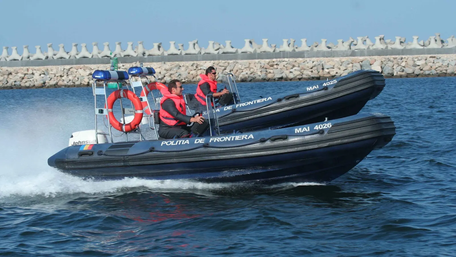 Un poliţist prins când lua mită a sărit în mare dintr-o barcă, pentru a scăpa de procurorii DNA