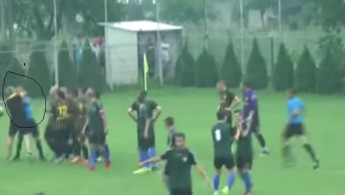 Se întâmplă în România: un arbitru a fost bătut pe teren de antrenorul uneia dintre echipe
