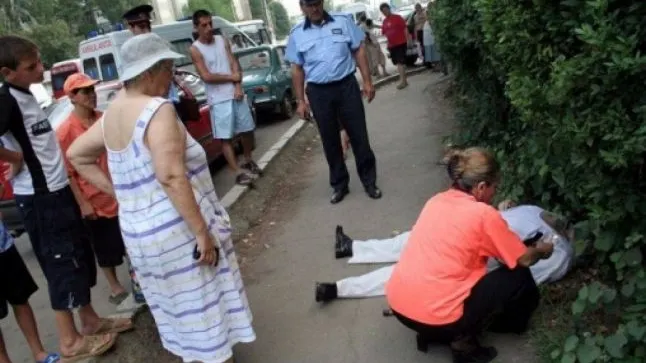 Canicula face victime. Un bărbat s-a prăbuşit pe stradă, la Botoşani