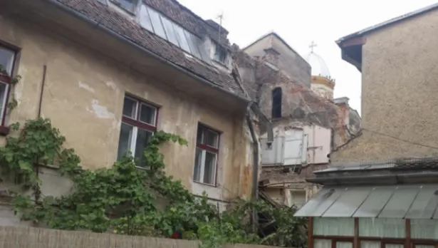 Argeş: Copil de zece ani, grav rănit după ce peretele unei case s-a prăbuşit peste el