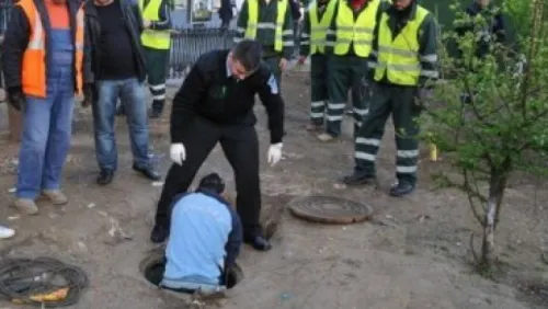 Percheziţii în canale din zona Gării de Nord. S-au găsit droguri, săbii, bani, tablouri şi o piscină