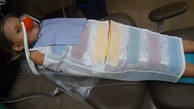 Cum trata un dentist copiii. Un tată a descoperit, şocat, adevărul, dar nu poate face nimic: e legal