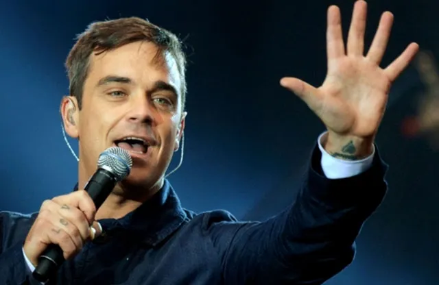 Robbie Williams, surpriză totală la concertul de la Bucureşti. Tatăl artistului, pe scenă