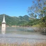 Satul scufundat din România, turiștii vin să vadă biserica de sub ape