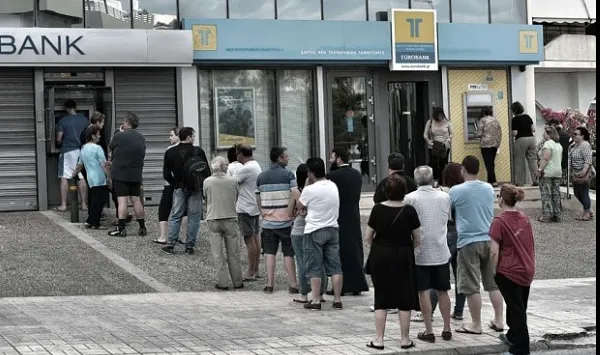 Băncile din Grecia s-au redeschis, după 3 săptămâni. Vin scumpiri peste greci
