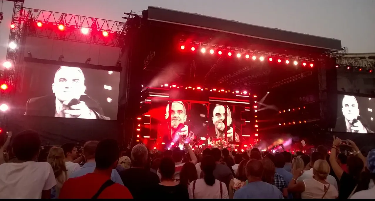 Robbie Williams a invitat o tânără să cânte pe scenă alături de el