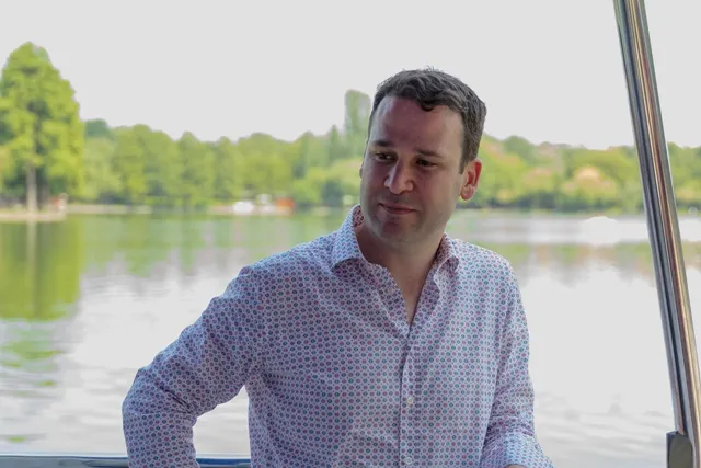 Primarul Robert Negoiţă a inaugurat vaporaşul de pe lacul din parcul „Alexandru Ioan Cuza”