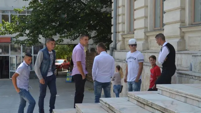  Șapte indivizi au violat o fată, până la leșin. Cum au sfidat instanța. Declarații cumplite
