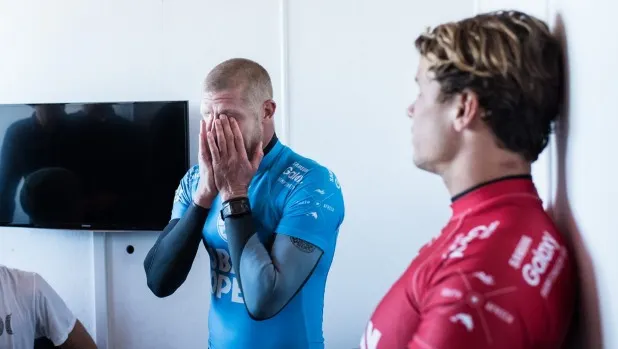 Surferul Mick Fanning a fost atacat de un  rechin în timpul unei competiţii televizate