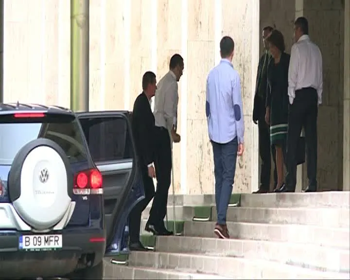 Victor Ponta s-a întors în țară. Premierul a mers la Guvern cu barbă şi în cârje - VIDEO