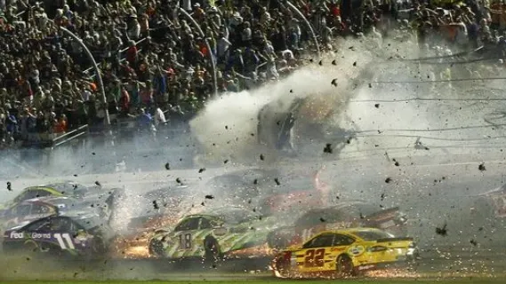 Clipe de groază la NASCAR! O maşină a zburat în gardul de protecţie. Peste 20 de maşini, făcute praf