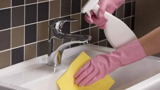 Cel mai contaminat loc din baia ta NU este toaleta. Unde se adună cele mai multe bacterii