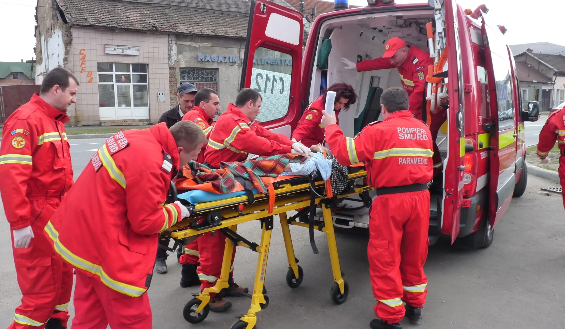 Accident înfiorător la Galaţi: trei morţi şi şase răniţi. Maşina, strivită de un TIR
