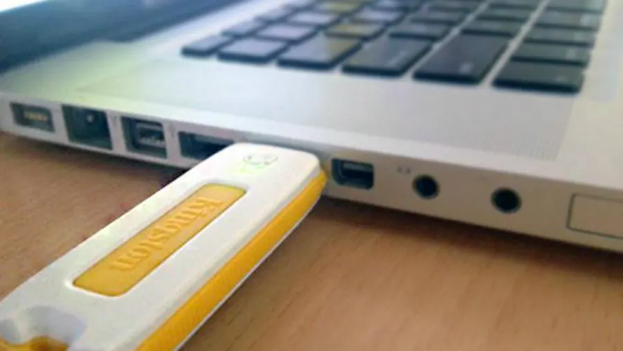 Cum faci calculatorul mai puternic doar cu un stick USB