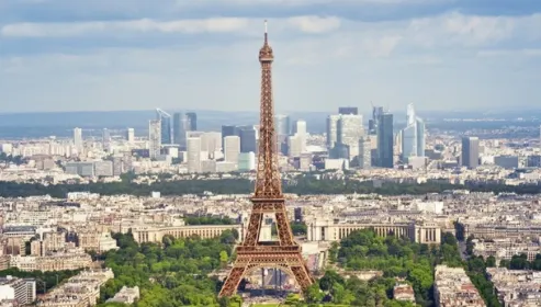 Cum a fost surprins un cuplu în Turnul Eiffel. Tot internetul îi caută acum!