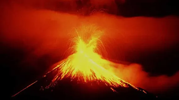 Vulcanul Batu Tara, erupție spectaculoasă. Un veritabil "foc de articifii"
