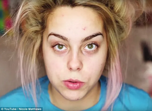 Transformare completă: cum reuşeşte o tânără să îşi acopere tenul cu probleme VIDEO VIRAL