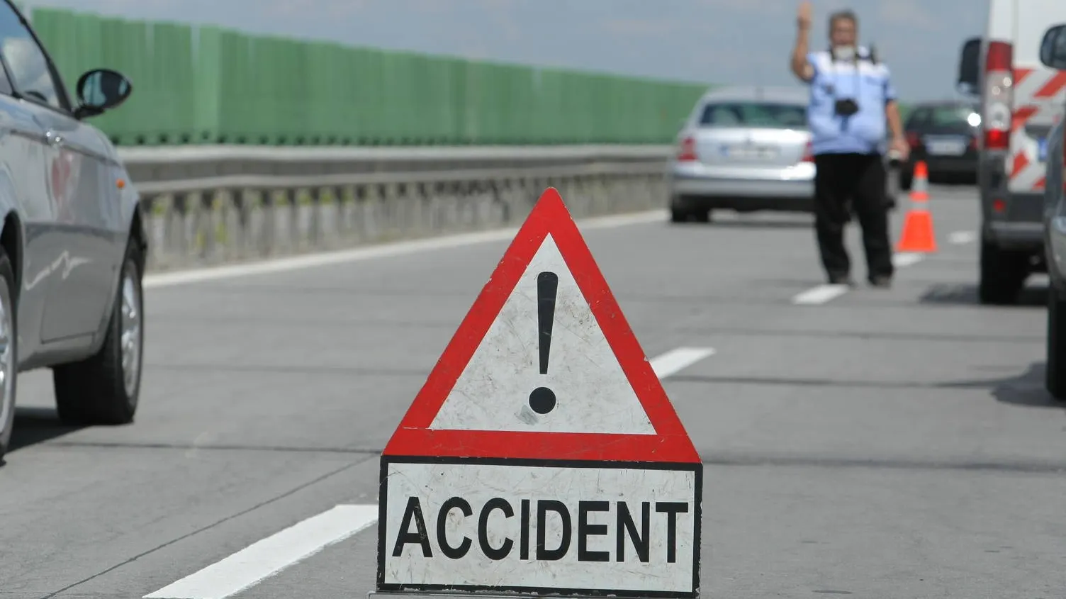 Tragedie pe A2! Un autocar în care se aflau 53 de ucraineni s-a răsturnat: doi morţi, zeci de răniţi