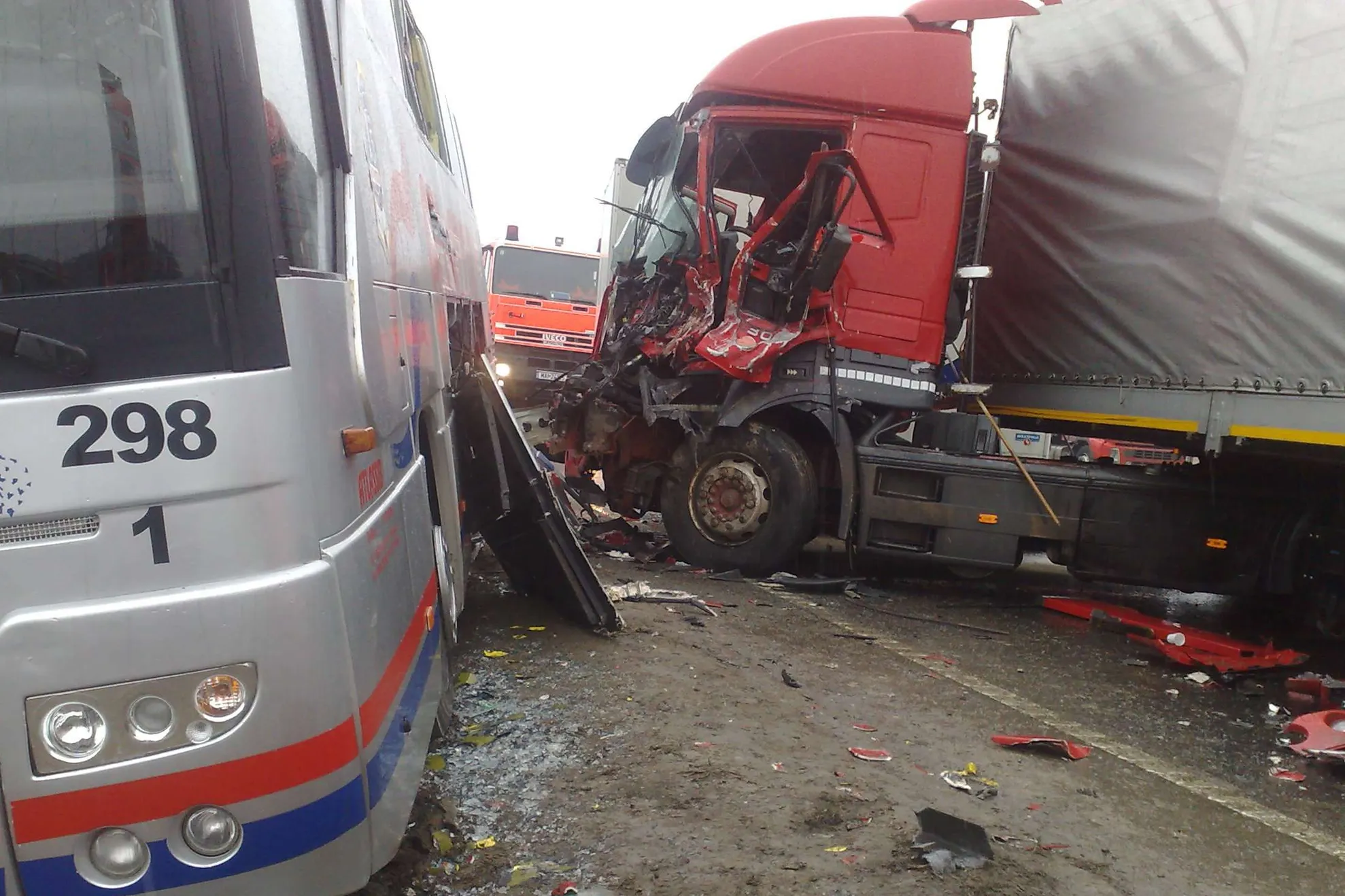 Accident grav în Arad: Două autobuze cu muncitori au fost lovite de un TIR. Un mort şi nouă răniţi