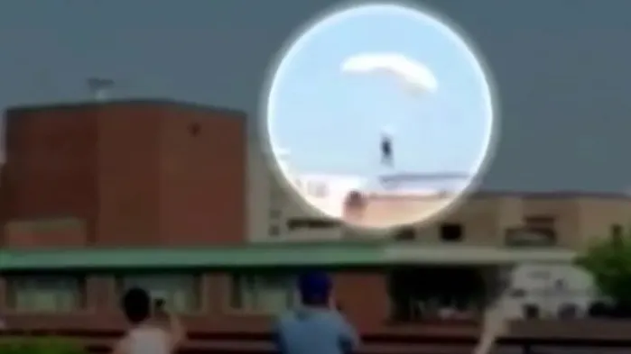 Tragedie în aer! Un paraşutist militar a murit după ce s-a ciocnit în aer cu un coleg