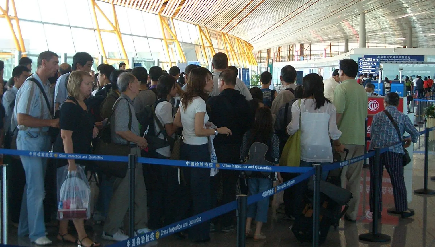 O pasageră s-a prezentat la aeroport cu o sticlă de coniac. Ce a făcut femeia?