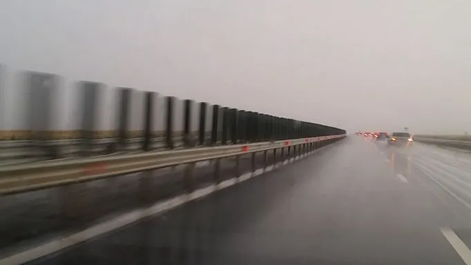Furtună în vestul țării. Mai mulți stâlpi de pe autostradă Arad-Nădlac au fost smulși de vânt